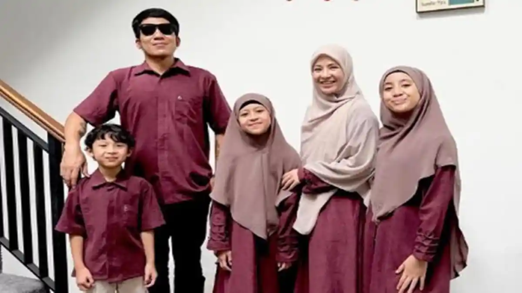 Bikin Haru! Desta dan Natasha Rizky Kompak Bareng Anak Pakai Baju Kembaran Saat Lebaran