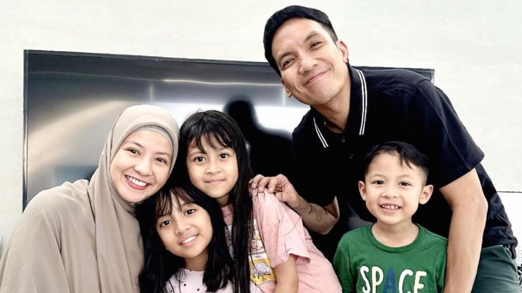 Bikin Haru! Desta dan Natasha Rizky Kompak Bareng Anak Pakai Baju Kembaran Saat Lebaran