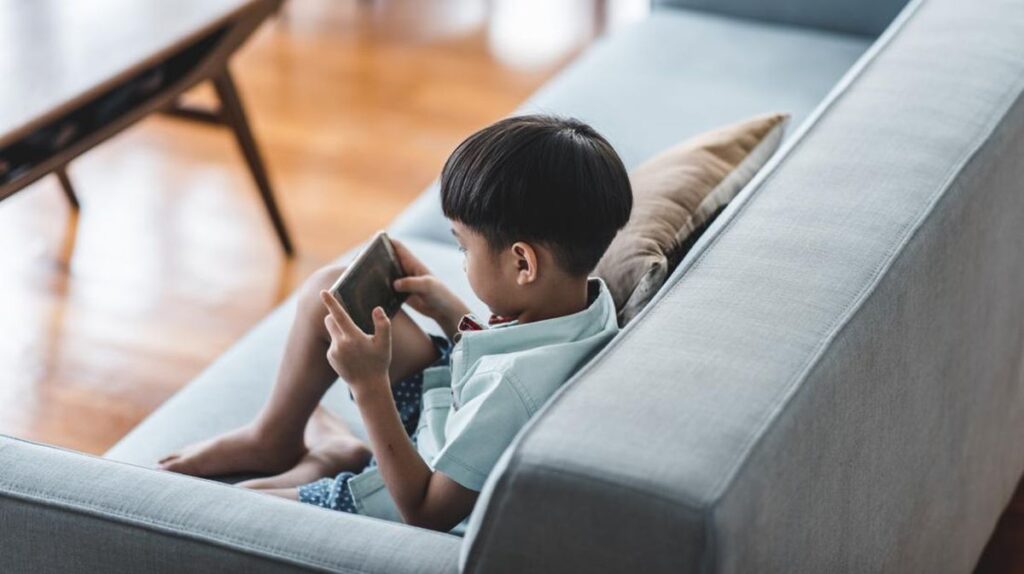 Jangan Panik! Anak Tantrum Saat Gadget Diambil? Psikolog Ungkap Cara Ampuh Mengatasinya