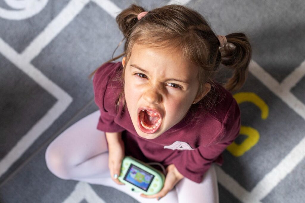 Jangan Panik! Anak Tantrum Saat Gadget Diambil? Psikolog Ungkap Cara Ampuh Mengatasinya