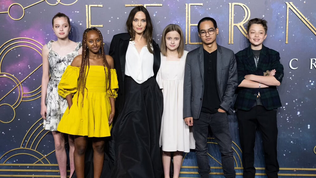 Bikin Salut! Cara Angelina Jolie Mendidik Anak Agar Bebas Bereksplorasi