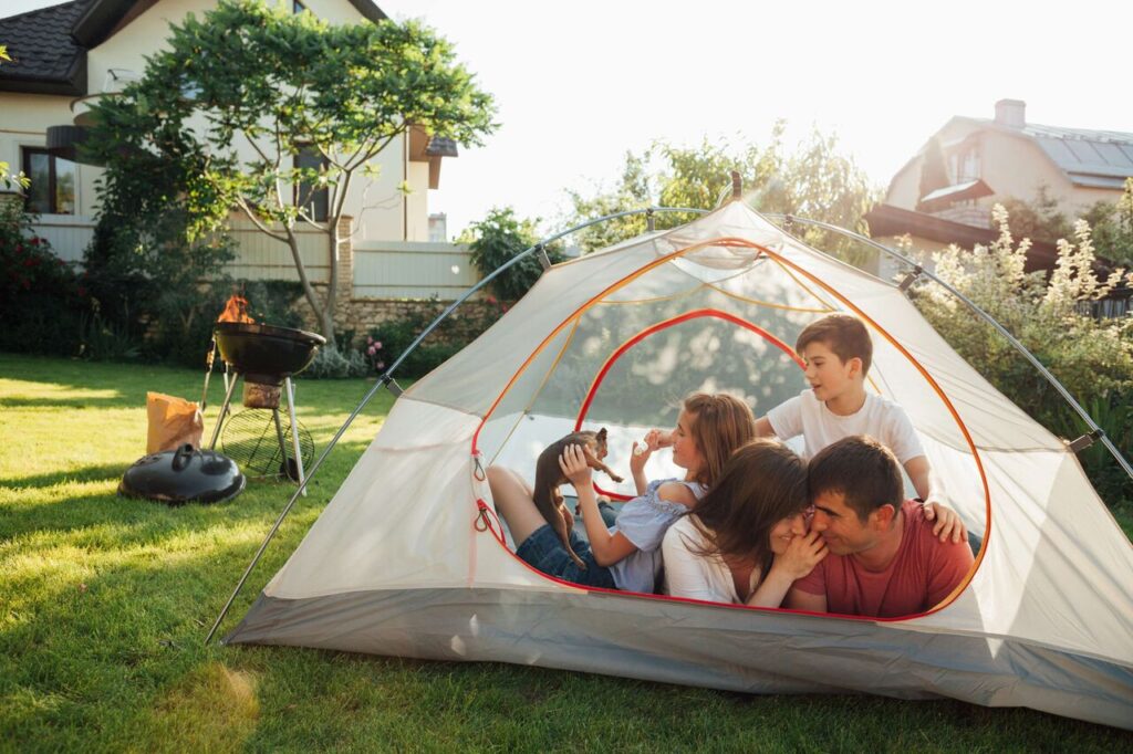 Nggak Perlu Liburan Mahal! Ini Cara Kreatif Perkuat Bonding Keluarga di Rumah