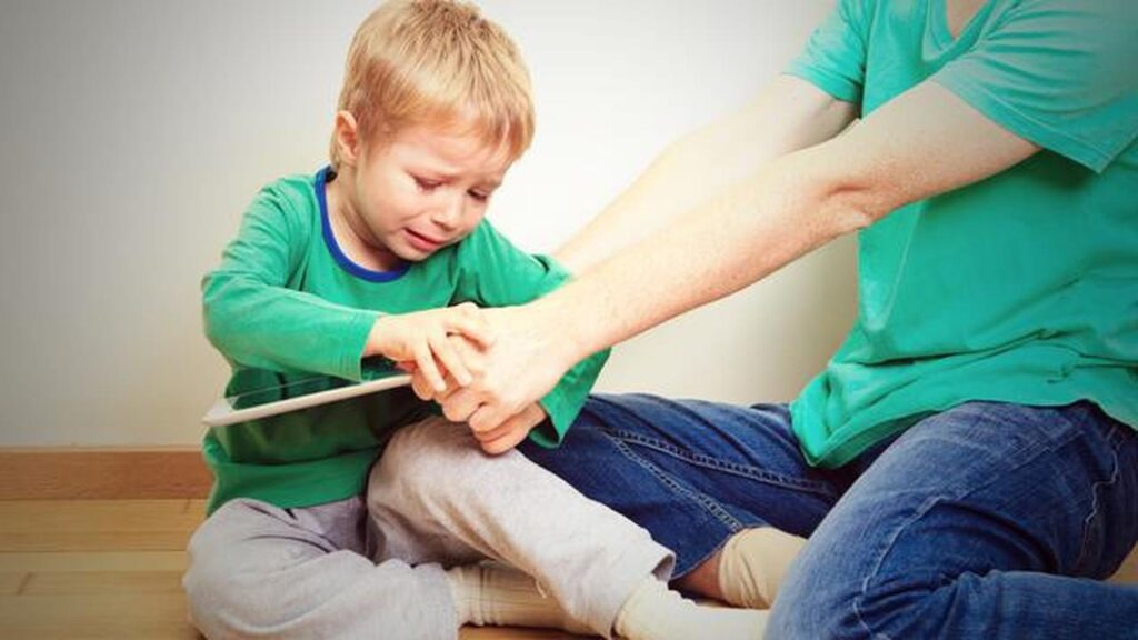 Jangan Panik! Anak Tantrum Saat Gadget Diambil? Psikolog Ungkap Cara Ampuh Mengatasinya