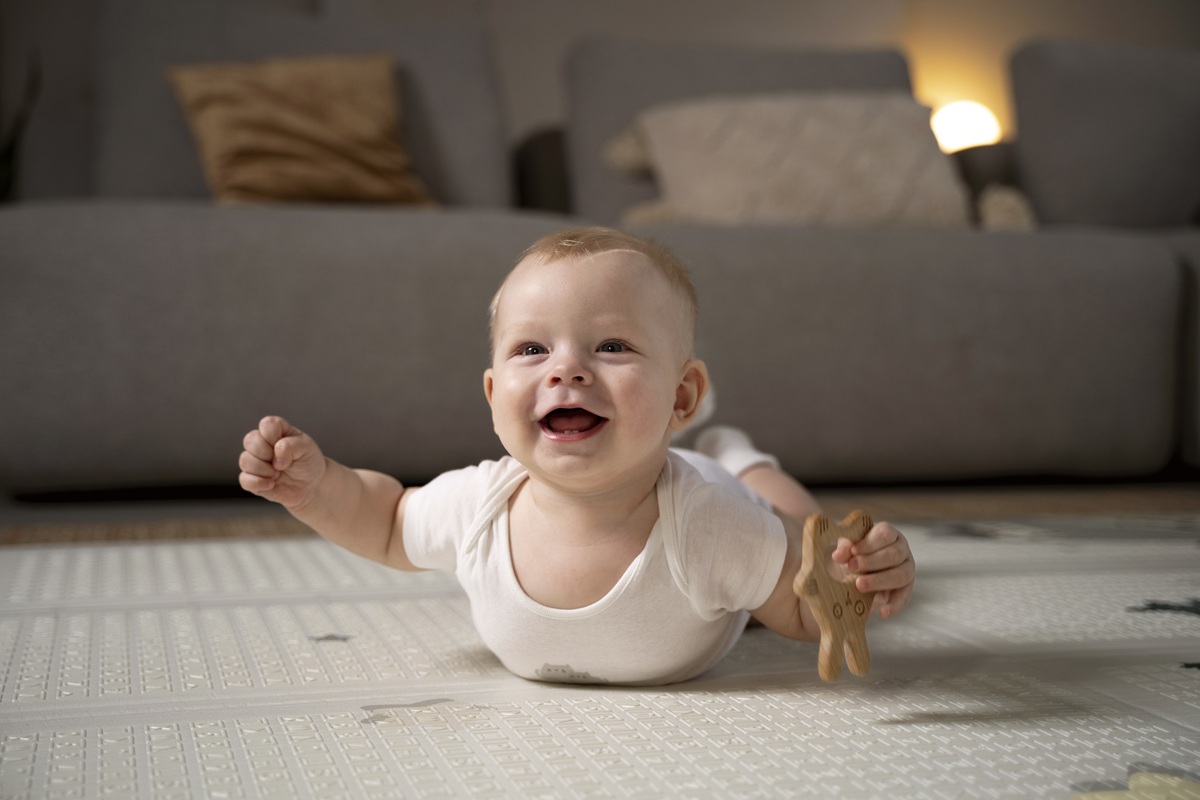4 Cara Bikin Tummy Time Jadi Momen Seru Bukan Drama Bayi Rewel Lagi