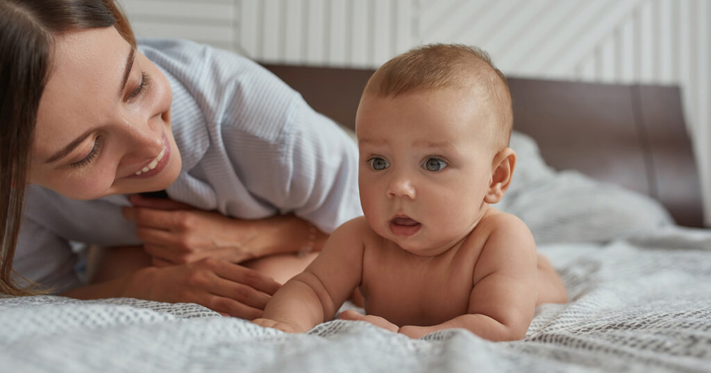 4 Cara Bikin Tummy Time Jadi Momen Seru Bukan Drama Bayi Rewel Lagi