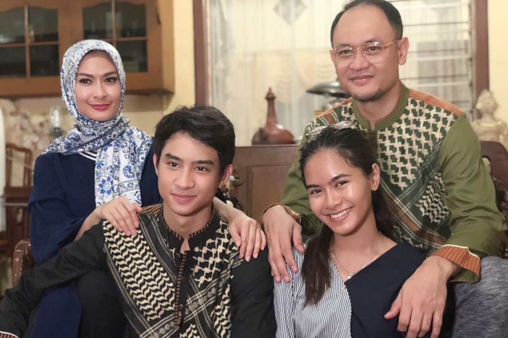 Anak Sudah Mandiri, Iis Dahlia Akui Kini Kembali Pacaran dengan Sang Suami