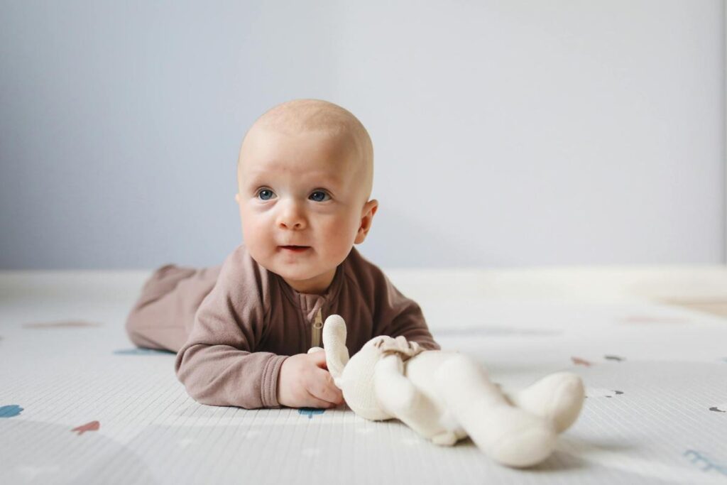 4 Cara Bikin Tummy Time Jadi Momen Seru Bukan Drama Bayi Rewel Lagi