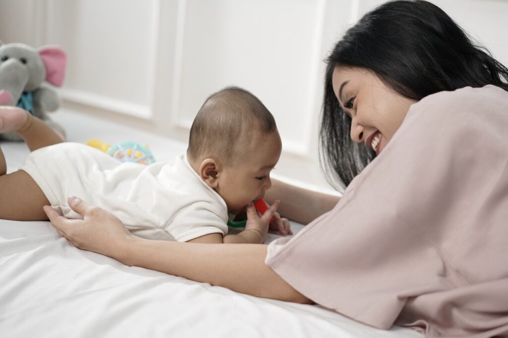 4 Cara Bikin Tummy Time Jadi Momen Seru Bukan Drama Bayi Rewel Lagi