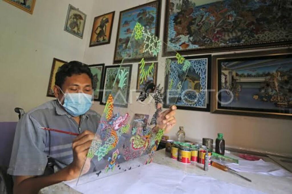 Tak Semudah yang Dibayangkan, Lukis Kaca Ini Bikin Pelajar Tertantang