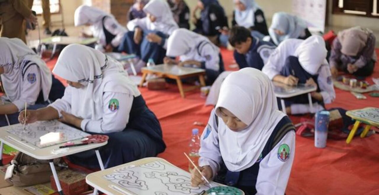 Tak Semudah yang Dibayangkan, Lukis Kaca Ini Bikin Pelajar Tertantang