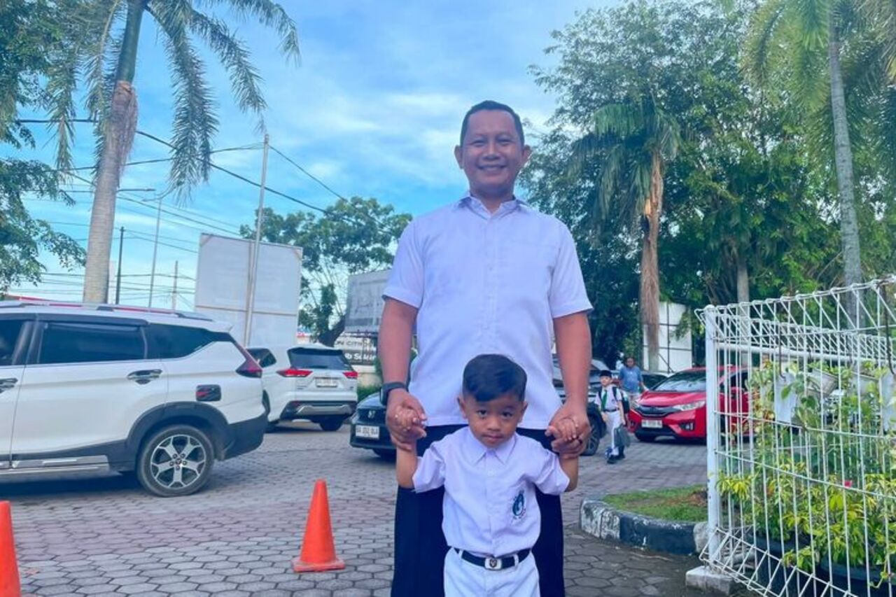 Hari Pertama Sekolah Bikin Haru, Orangtua Rela Ambil Cuti demi Antar Anak