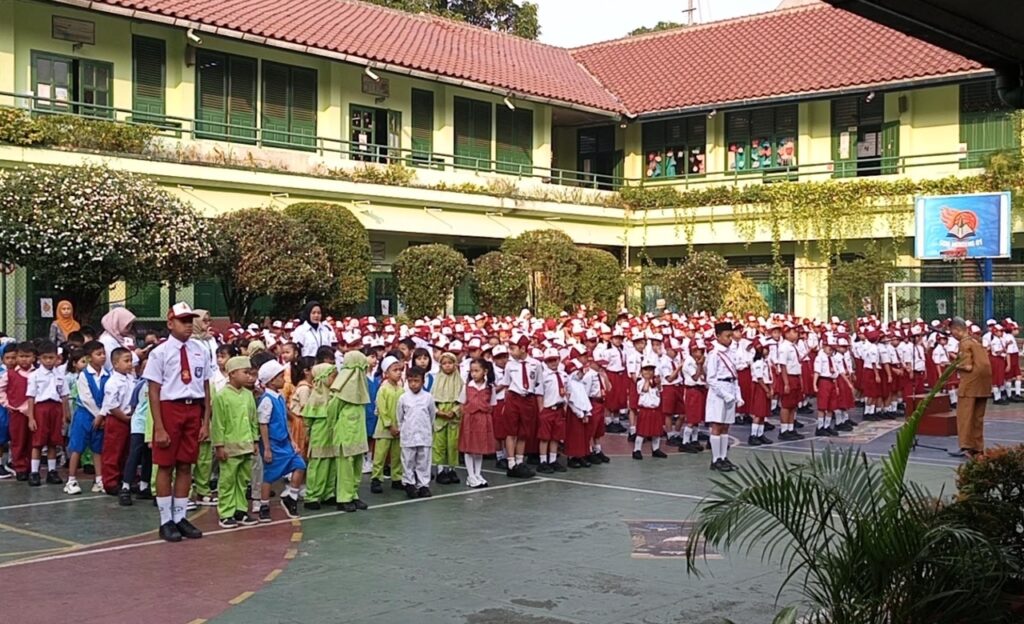Hari Pertama Sekolah Bikin Haru, Orangtua Rela Ambil Cuti demi Antar Anak
