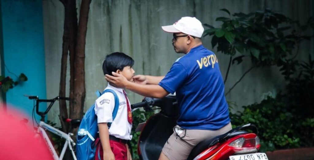 Hari Pertama Sekolah Bikin Haru, Orangtua Rela Ambil Cuti demi Antar Anak